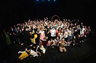 Visų festivalio dalyvių grupinė nuotrauka scenoje
