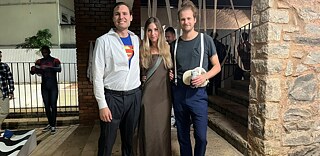 Eingeschworene Gruppe, die das Motto der Party anscheinend nicht verstanden hat