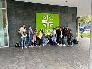 Die Ausreisenden vor dem Eingang der Zentrale des Goethe-Instituts 