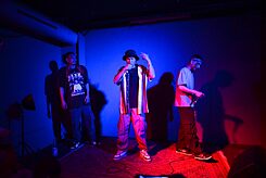 Hip-Hop-Konzert von AK 13 mit Breakdance der Superiors Crew