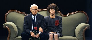 Vicco von Bülow fand mit Evelyn Hamann die ideale Sketch-Partnerin, über 30 Jahre lang spielten sie gemeinsam in Sketchen und Filmen: „Renate, lassen Sie uns zur Sitzgruppe gehen!“