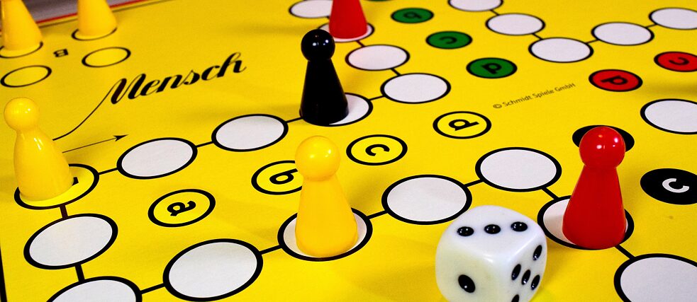 Ob der rote Spieler den gelben noch rauswerfen kann? Sollte die gewürfelte Drei von Rot stammen, dürfte Gelb jetzt schlechte Laune haben. 