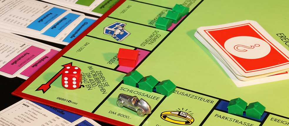 Leider gibt es keine offiziellen Statistiken, wie viele Freundschaften über Monopoly zerbrachen, aber Konfliktpotenzial hat das Spiel allemal. 