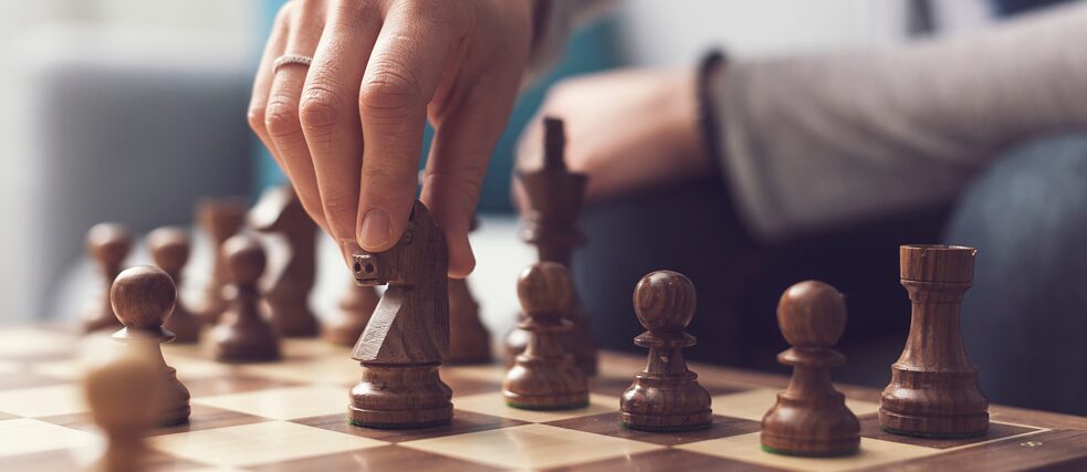 Das „Spiel der Könige“, Schach, erfreute sich unlängst Dank der Netflix-Serie „Das Damen-Gambit“ wieder eines regelrechten Booms.