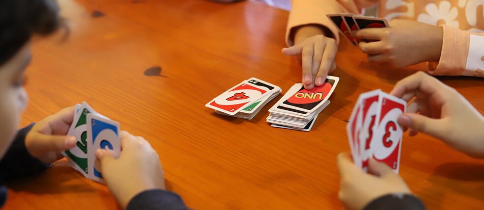 Die Welt vereint im UNO-Spiel: Varianten des beliebten Kartenspiels gibt es nahezu überall.