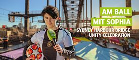 Fußball Reporterin auf der Sydney Harbour Bridge