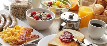 Müsli, Rühreier, Würstchen, Kakao, Tee, Kaffee, Butter, Brötchen und anderes