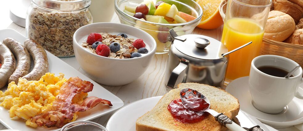 Müsli, Rühreier, Würstchen, Kakao, Tee, Kaffee, Butter, Brötchen und anderes