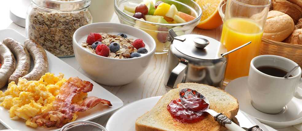 Müsli, Rühreier, Würstchen, Kakao, Tee, Kaffee, Butter, Brötchen und anderes