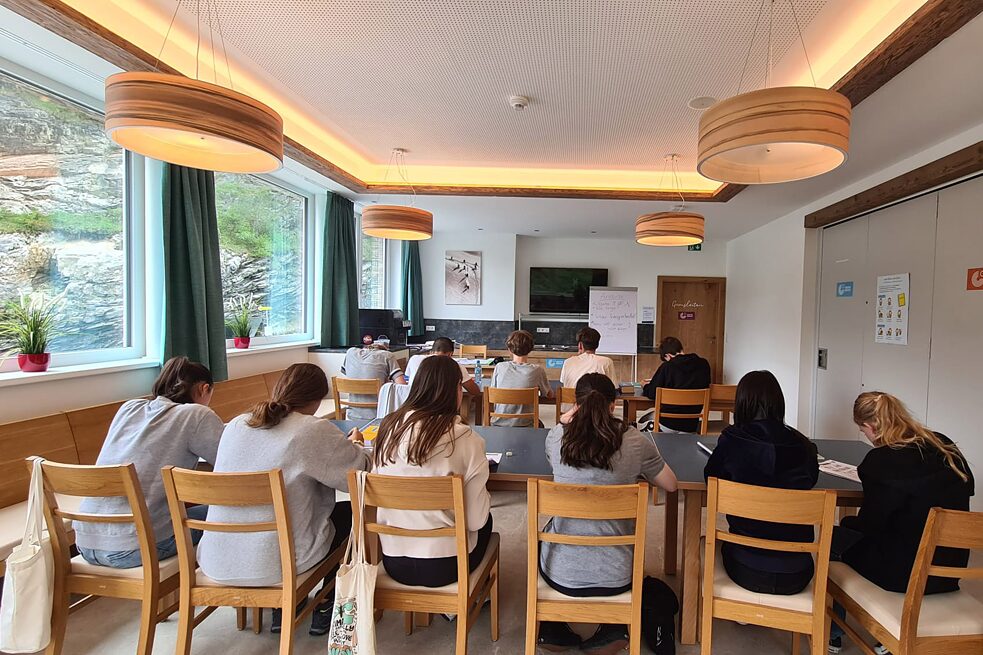 Jugendliche in einem Klassenraum