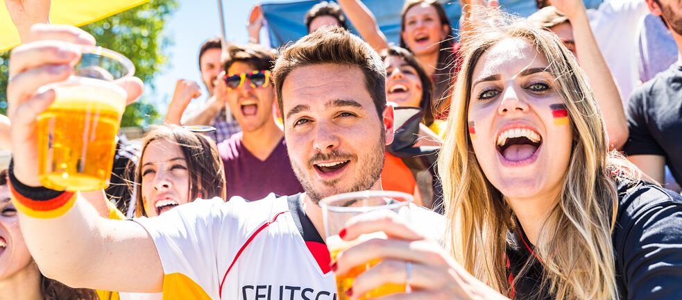 Bier gehört zu Deutschland wie die Fußballbegeisterung. Aber: Beim Bierkonsum pro Person sind die Tschech*innen weit voraus, die Deutschen liegen beim internationalen Bierkonsum nur auf Rang sieben. 