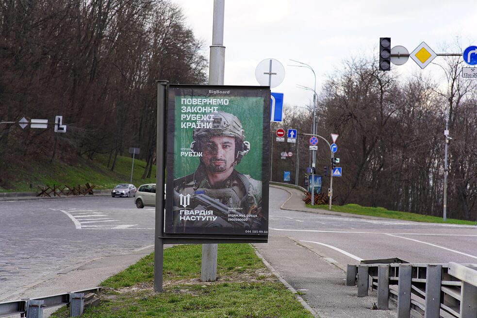 „Vraťme zemi zákonné hranice“ – plakáty lákají nové rekruty do armády a vyzývají obyvatelstvo k vytrvalosti.