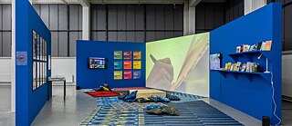 Installationsansicht von Taught to Travel, präsentiert als Videoarbeit in der Ausstellung Education Web im Hamburger Kunstverein