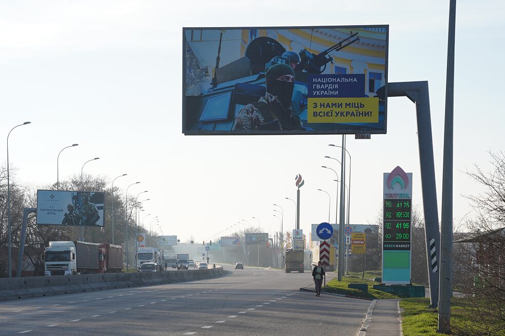 „Síla celé Ukrajiny je s námi“ – plakáty lákají nové rekruty do armády a vyzývají obyvatelstvo k vytrvalosti.