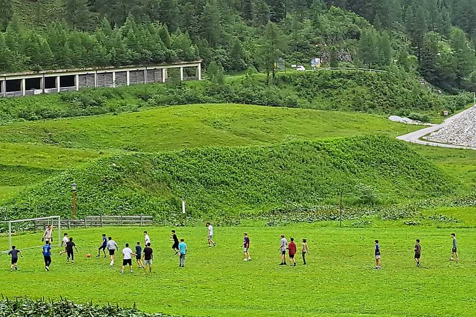 Eine Gruppe Kinder auf einer großen Wiese