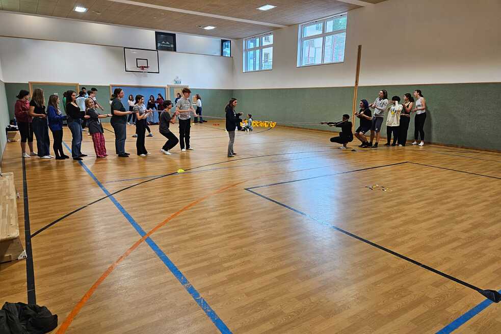 Jugendliche in einer Sporthalle