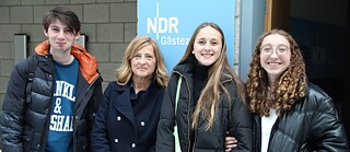 Die Deutschlehrerin Marialuisa Brambilla mit Schüler*innen aus ihrer Klasse 2H beim NDR
