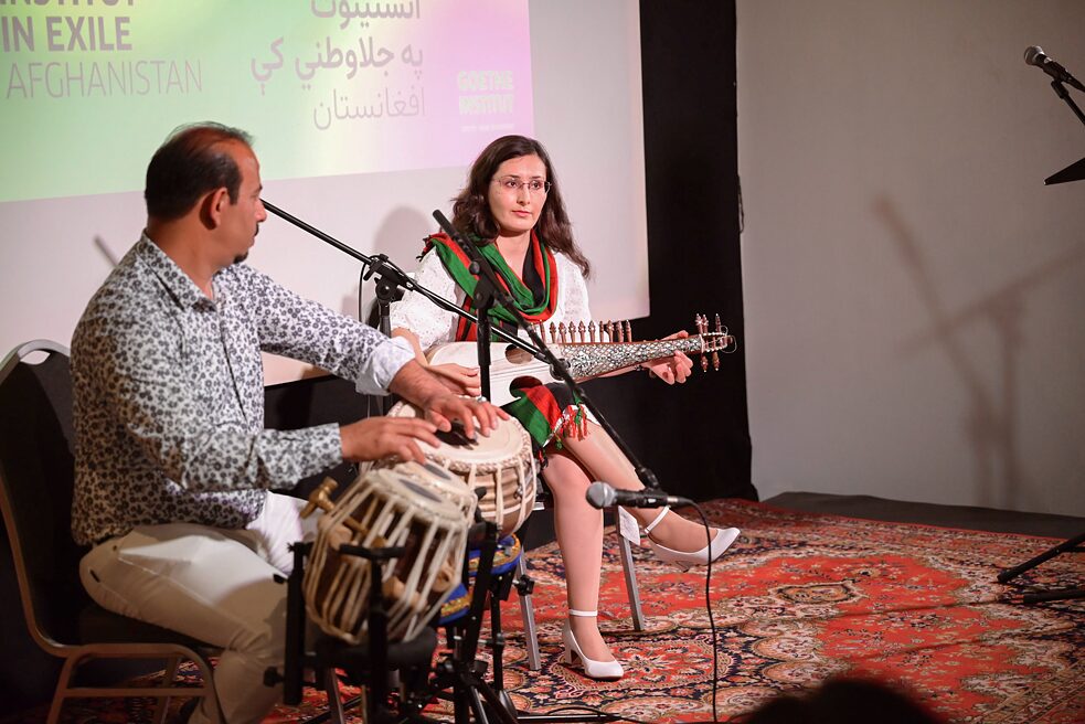 Die Rubab-Spielerin Fazila Zamer und der Tabla-Spieler Ustad Feraydoon Meyazada spielen Musik.