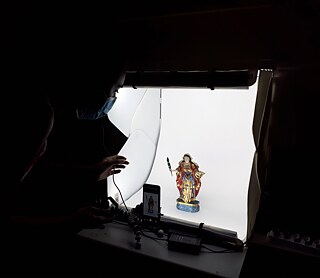 Momentaufnahme des Digitalisierungsprozesses unter Nutzung eines Smartphones und eines Lichtkastens. Bestand des Museu da Capitania de Ilhéus. Dezember 2021.