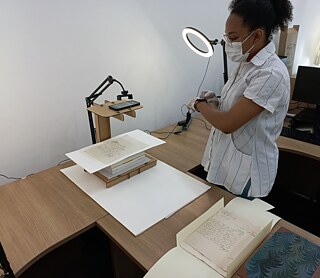 Digitalisierungsprozess eines zweidimensionalen Objekts mit Smartphone und Ringlampe