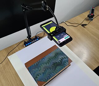 Vorbereitung der Station zur Digitalisierung der Banguê-Bücher im Centro de Memória Jorge Calmon da Santa Casa da Bahia.