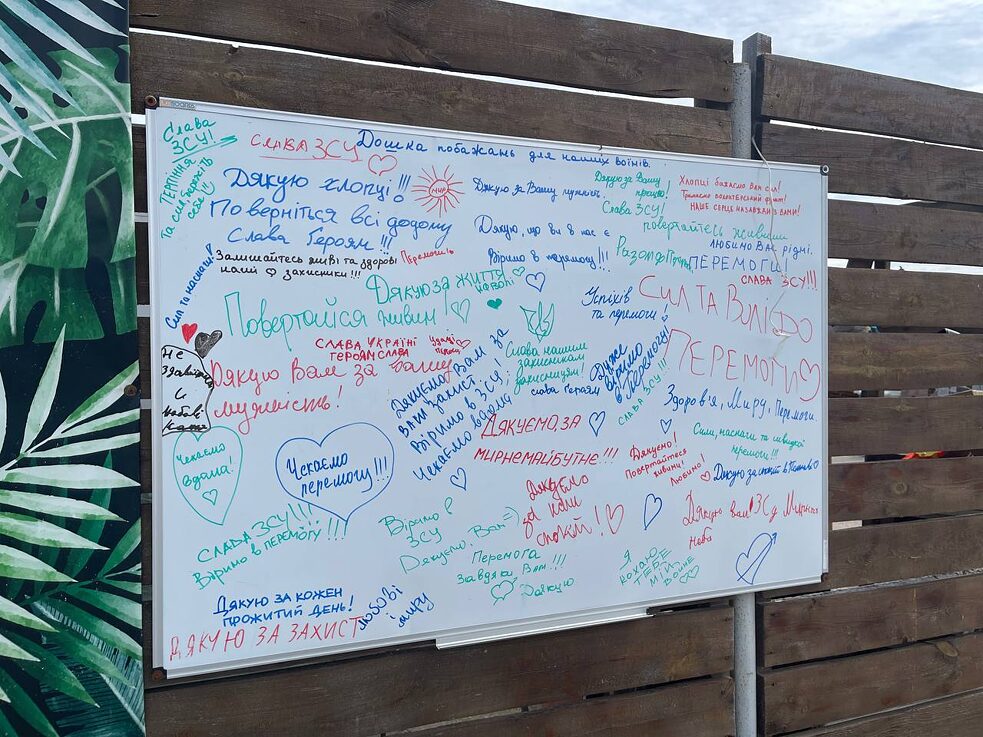 V Ekoparku Kovalivka je umístěna tabule, na kterou návštěvníci píší svá poděkování ozbrojeným silám Ukrajiny.