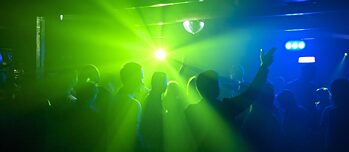 Grünes und blaues Licht in einem Raum, Schatten von Jugendlichen