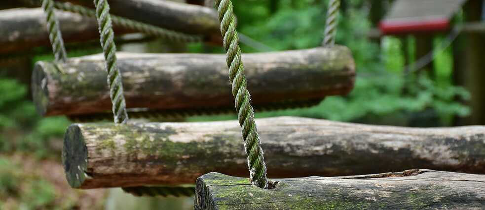 Balkenbrücke im Kletterpark