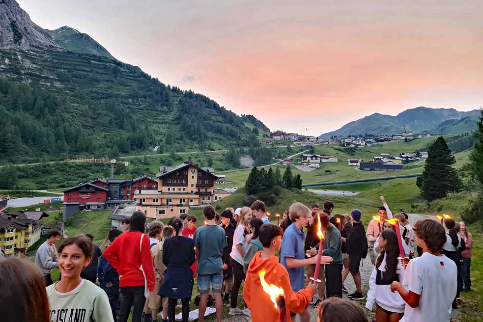 Jugendliche bereiten sich auf eine Fackelwanderung vor.