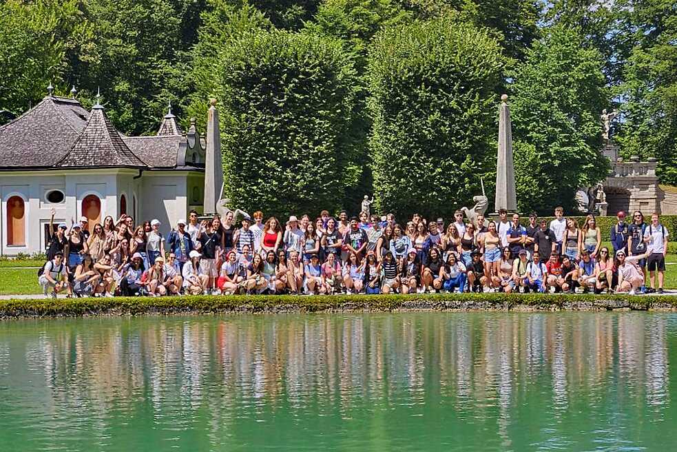Eine Gruppe Jugendlicher im Schlosspart Hellbrunn, Salzburg