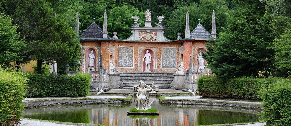 Das Römische Theater mit dem Fürstentisch in der Parkanlage von Schloss Hellbrunn
