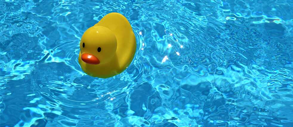 Eine gelbe Quietscheente in einem Pool