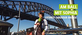 Goethe-Reporterin vor der Sydney Harbour Bridge