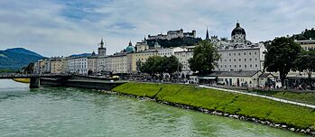 Blick auf die Festung Hohensalzburg, im Vordergrund die Salzach.