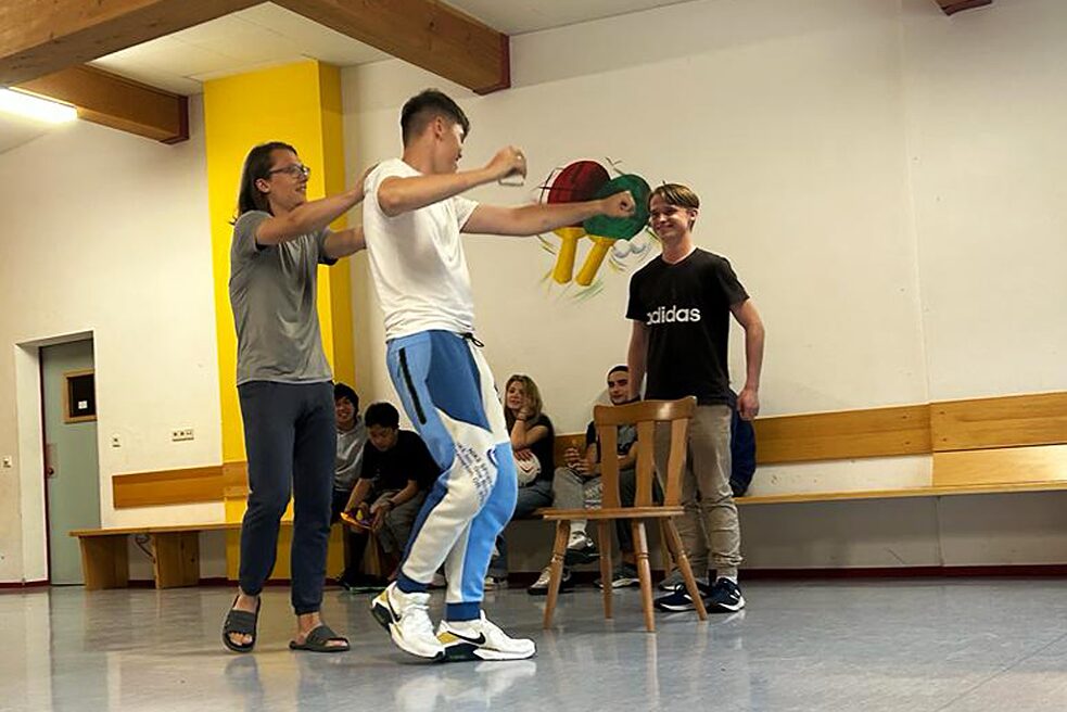 Jugendliche gestikulieren