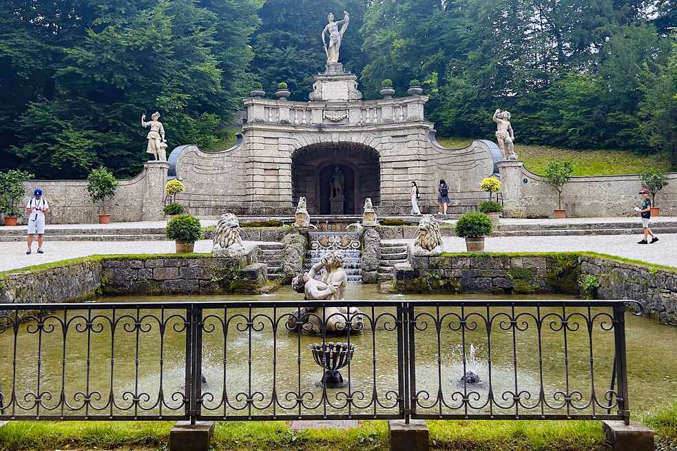 Sternweiher, im Hintergrund: Exedra