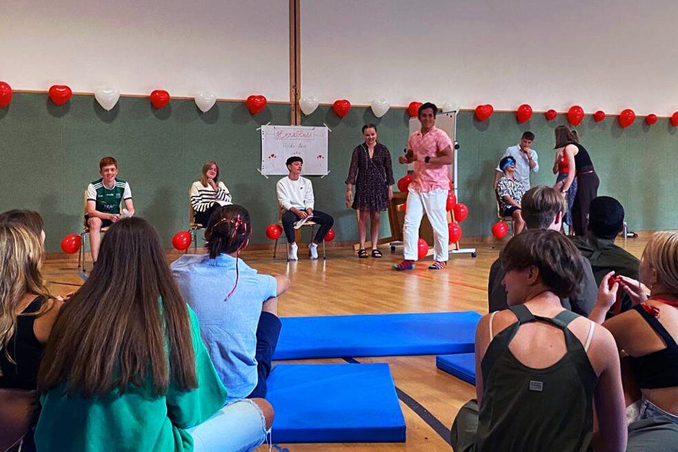 Jugendliche in einer Sporthalle.