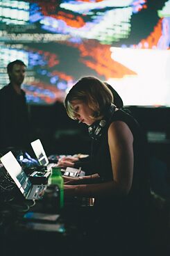 Shelly Knotts performing