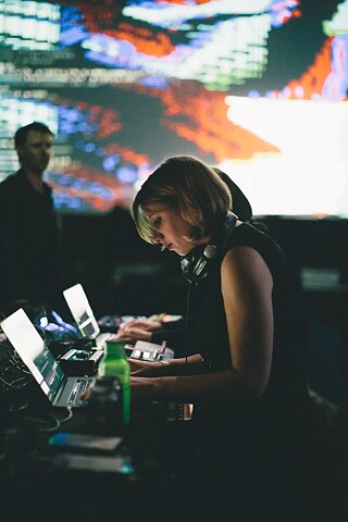 Shelly Knotts performing © Photo: Mariah Tiffany Shelly Knotts