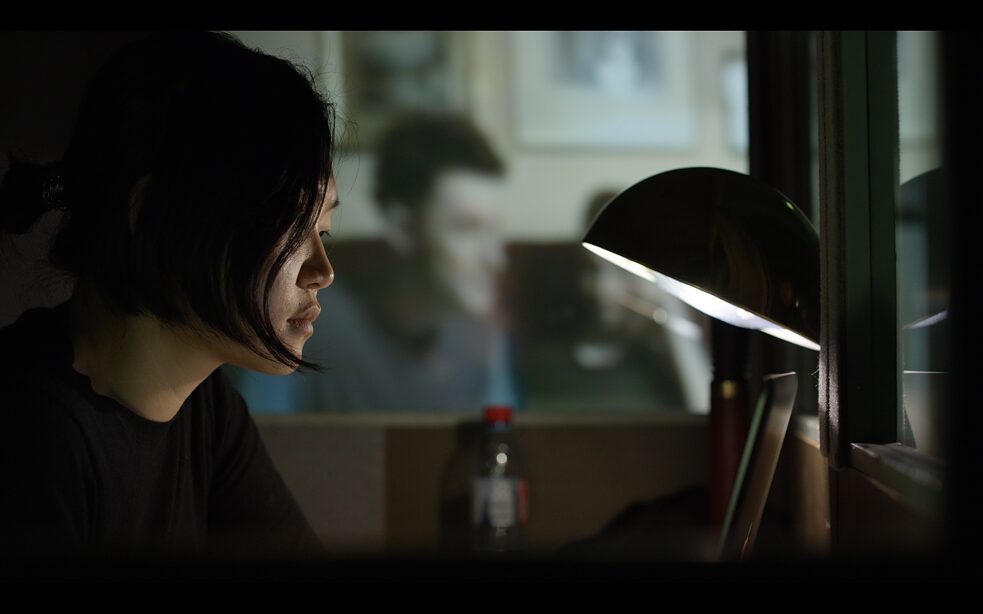 Performerin Grace Sungeun Kim bei der Übersetzung von Archivmaterial aus dem Video Arhiv.