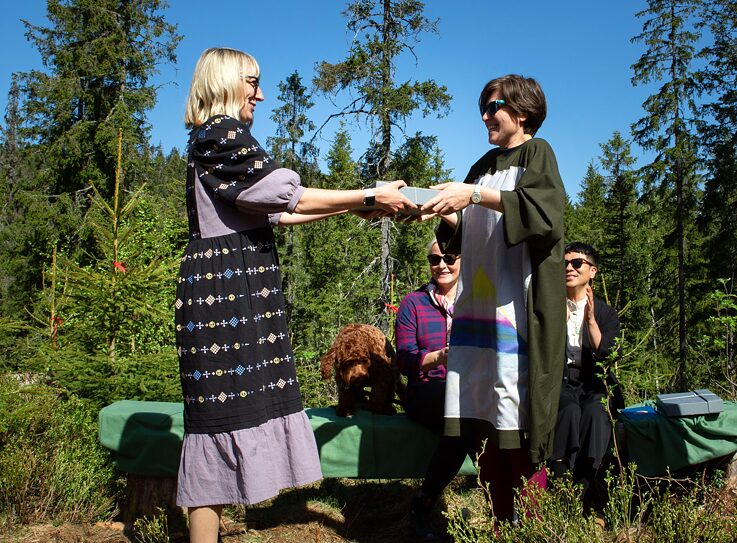 Judith Schalansky übergibt ihr Manuskript an Katie Paterson