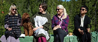 Judith Schalansky (2. von links) bei der Übergabezeremonie im Wald der Future Library. Neben ihr sitzt die Künstlerin Katie Paterson, die norwegische Kronprinzessin Mette-Marit und der US-amerikanische Schriftsteller Ocean Vuong.