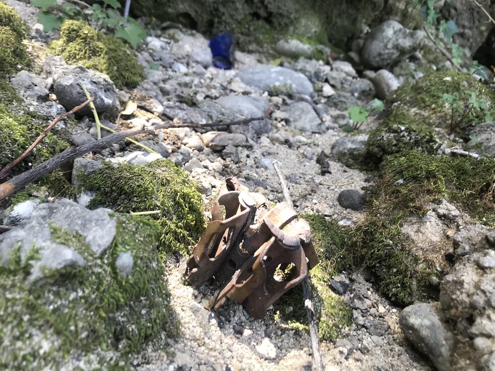 Explodierende Überreste am Ufer der Neretva