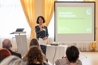 Pracovníka projektu se spolupráce ve vzdělávání přednáší.