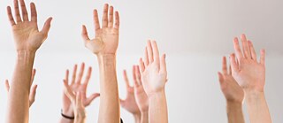 foto mostra várias mãos para cima. ©   Goethe-Institut Editais