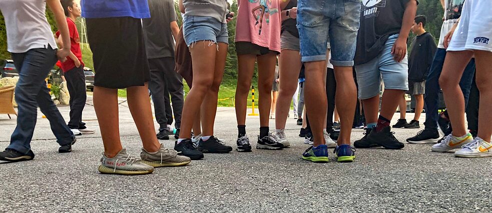 Füße auf dem Alphalt