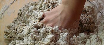 Kinderhände beim Kneten