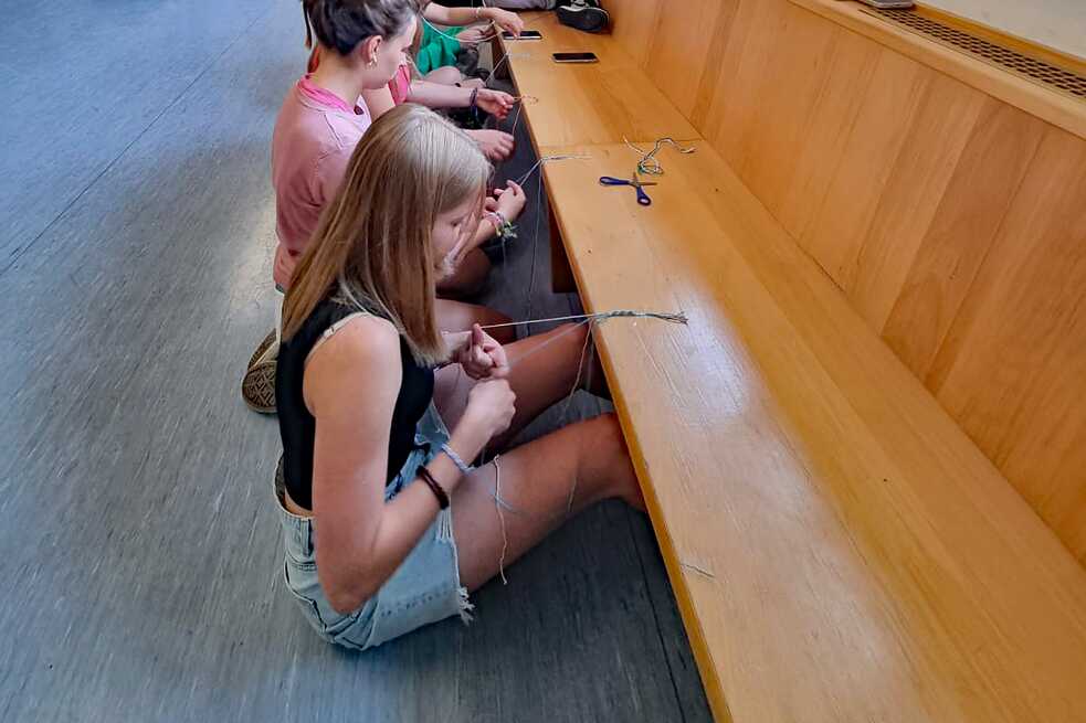 Jugendliche knüpfen Freundschaftsbänder