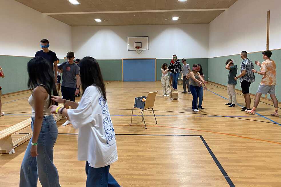Jugendliche in einer Turnhalle