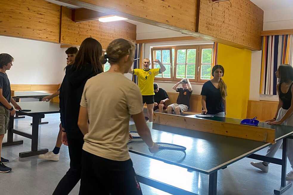 Jugendliche spielen Tischtennis
